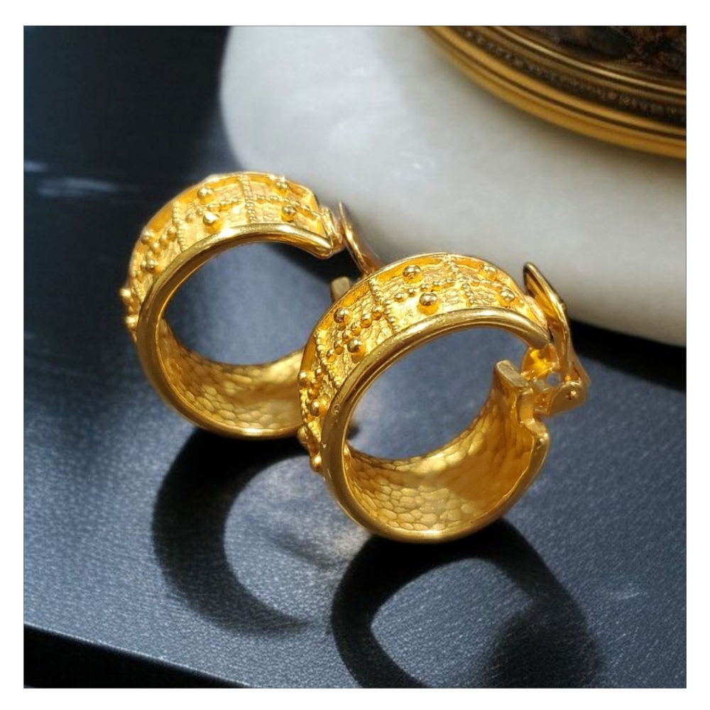 LESLIE BLOCK Vintage 1980's Gold Plated Hammered Bead Hoop Clip-on Earrings - Picture 2 of 5